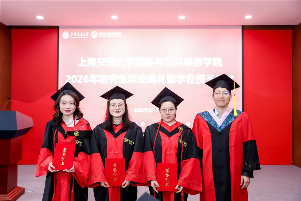 全体毕业生和部分毕业生亲友参加典礼