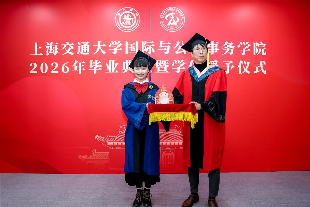 并以“在大变局中锚定自我