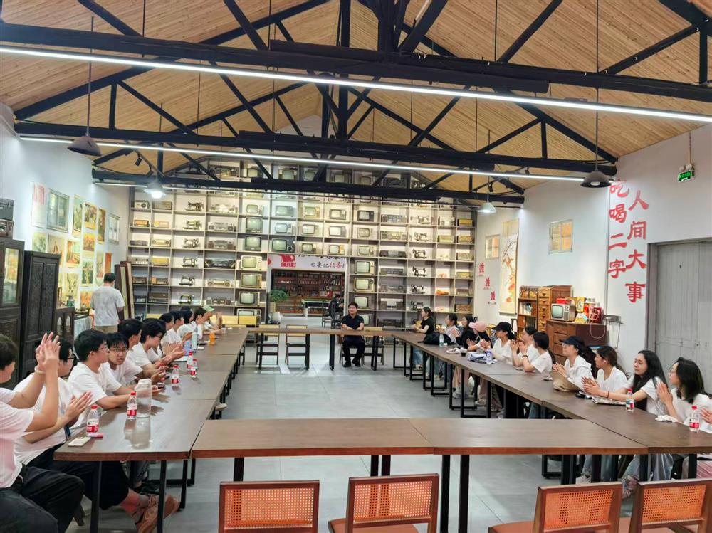引导青年学子走出校园