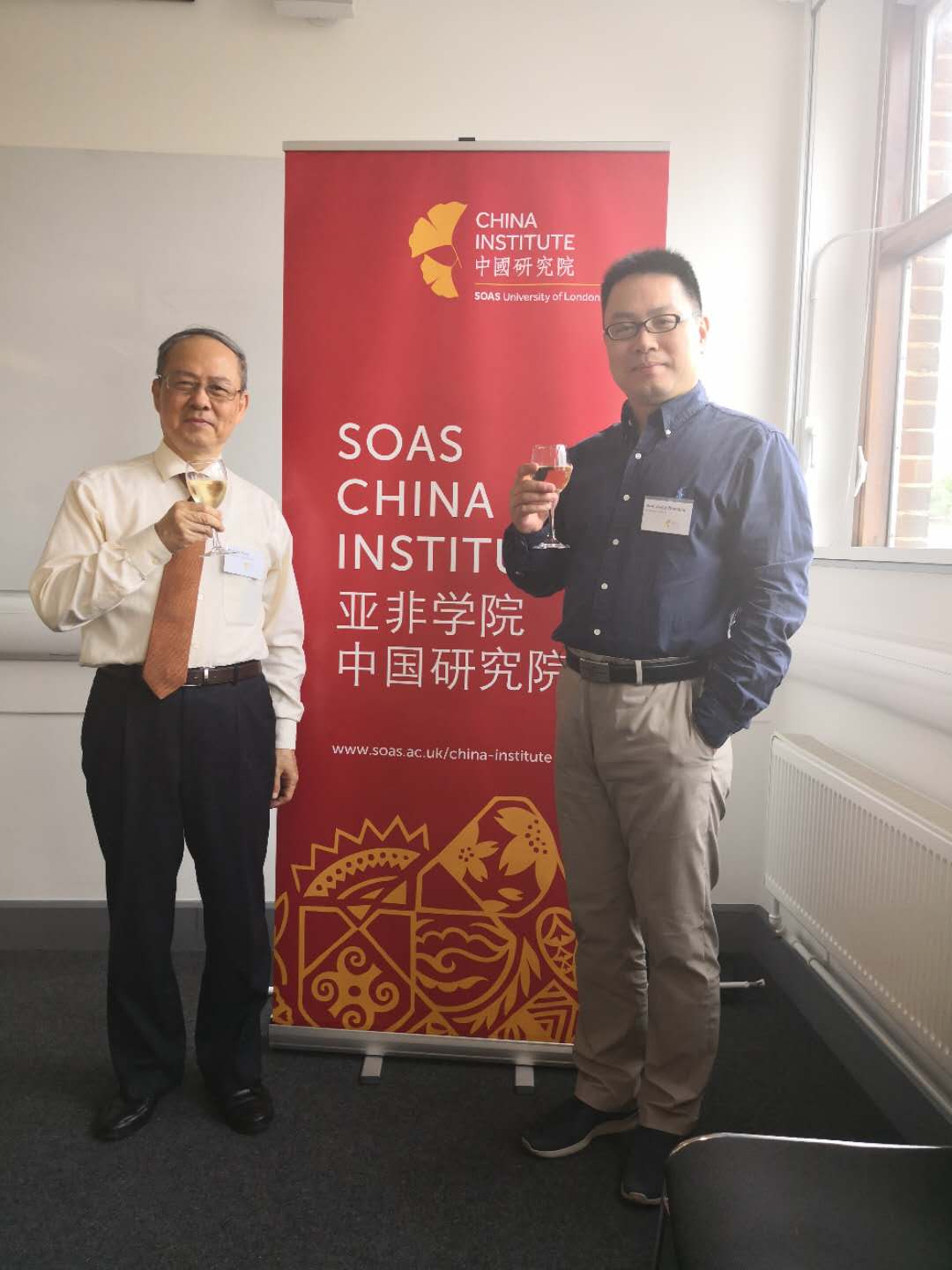 先后访问了美国哈佛大学