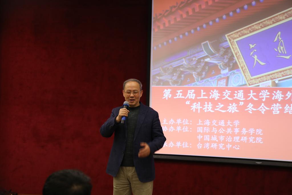 嘉兴市台办向冬令营营员赠送纪念品